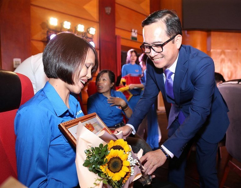 Ông Nguyễn Thanh Huân – TGĐ TCP Việt Nam trao giải và tôn vinh các tấm gương tại Lễ tuyên dương “Tỏa sáng nghị lực Việt“. Ảnh: TCP Việt Nam