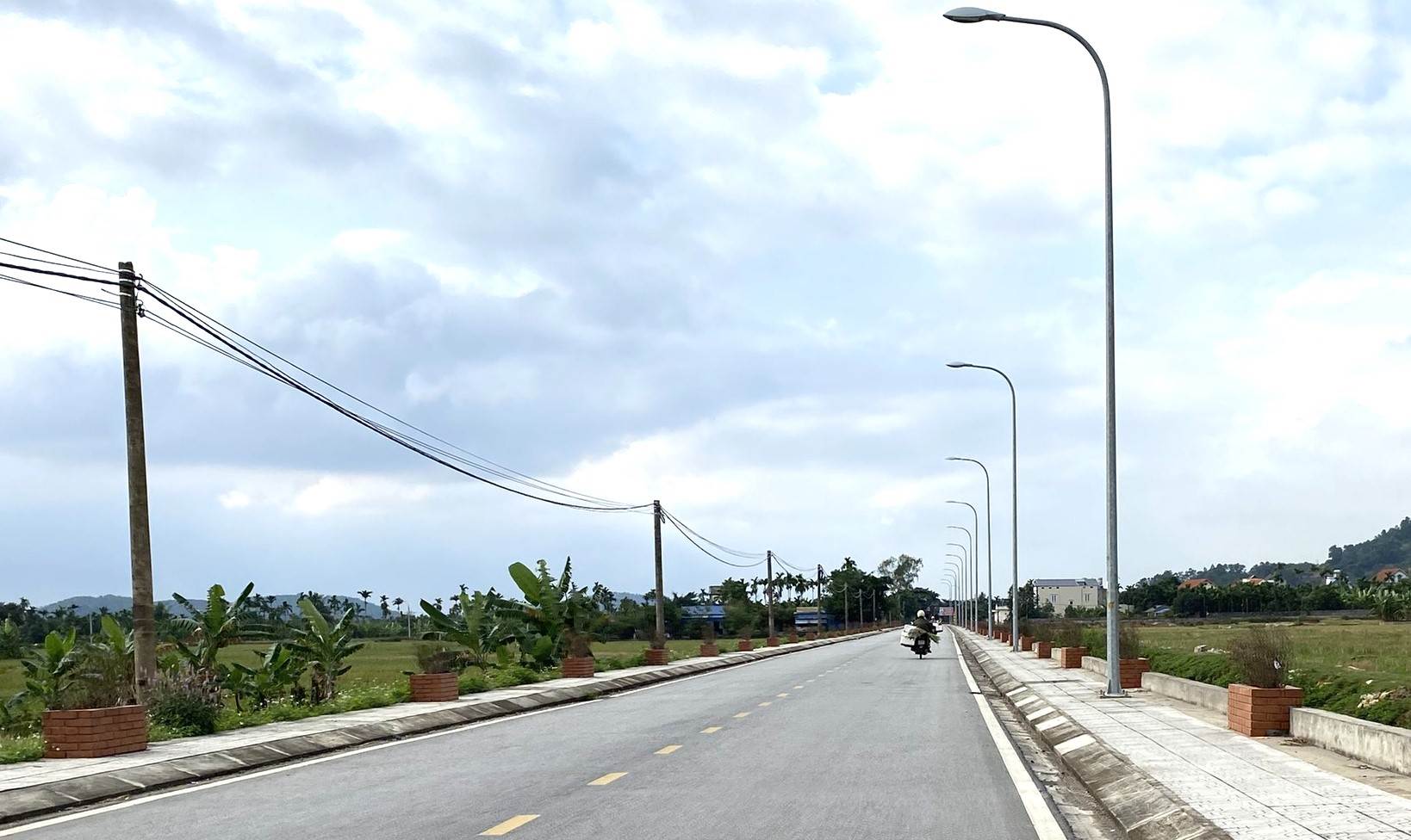Đường nông thôn mới kiểu mẫu qua xã Lưu Kiếm mới đi vào hoạt động từ năm 2022. Ảnh: Bạn đọc cung cấp