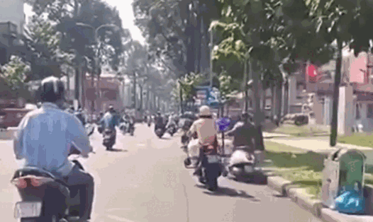 Xác minh clip cảnh sát giao thông đạp ngã xe máy người đi đường. Ảnh: Cắt từ clip

