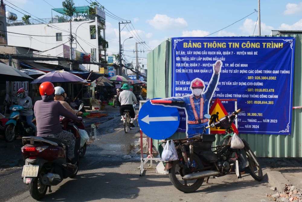   Cầu Rạch Đỉa cũ nằm trên đường Lê Văn Lương, bên cạnh tuyến đường huyết mạch Nguyễn Hữu Thọ nên có mật độ phương tiện cao và khu vực này cũng có nhiều trường đại học, chợ dân sinh...nên thường xuyên bị quá tải vào các khung giờ cao điểm.