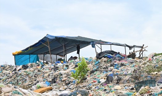 Rác chất cao như núi ở Bãi rác tại xã Tân Lập 1. Ảnh: Thành Nhân