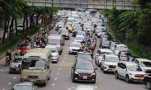 Ùn tắc giao thông trên đường Trần Quốc Hoàn hướng ra vòng xoay Lăng Cha Cả.  Ảnh: Minh Quân