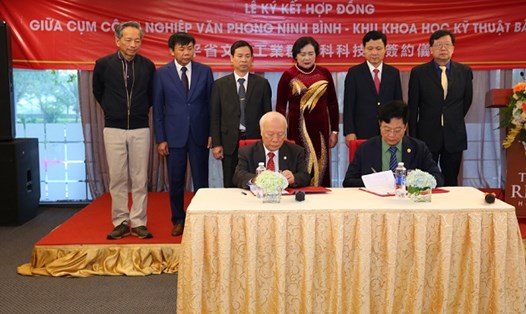 Tập đoàn A1 Group - TaiZhan ký hợp đồng đầu tư Dự án Nhà máy sản xuất linh kiện bán dẫn tại Cụm công nghiệp Văn Phong, huyện Nho Quan, Ninh Bình. Ảnh: Diệu Anh