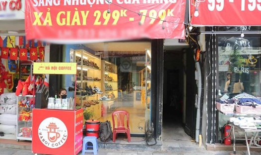 Nhiều cửa hàng kinh doanh tại phố cổ Hà Nội đang xả hàng, sale lớn để sang nhượng mặt bằng vì giá thuê đắt đỏ. Ảnh: Thu Giang 