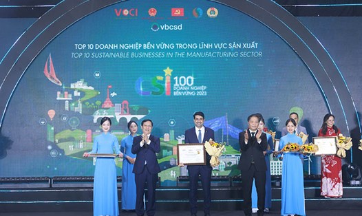 Tổng Giám đốc Công ty TNHH Nước giải khát Coca‑Cola Việt Nam (giữa) nhận chứng nhận Coca-Cola Việt Nam đạt Top 3 công ty bền vững nhất Việt Nam năm 2023. Ảnh: Doanh nghiệp cung cấp