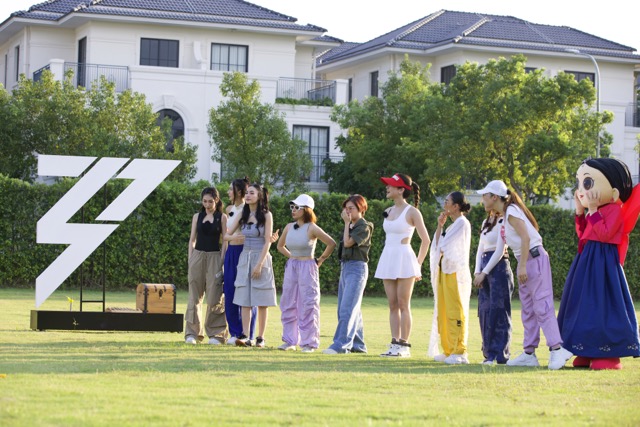 Các Chị đẹp tham gia thử thách chương trình. Ảnh: NSX.