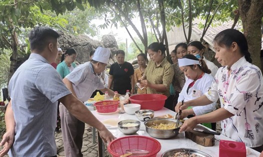 Lớp học nấu ăn giúp nhiều người dân có công việc ổn định tại các khu du lịch cộng đồng. Ảnh: ĐVCC
