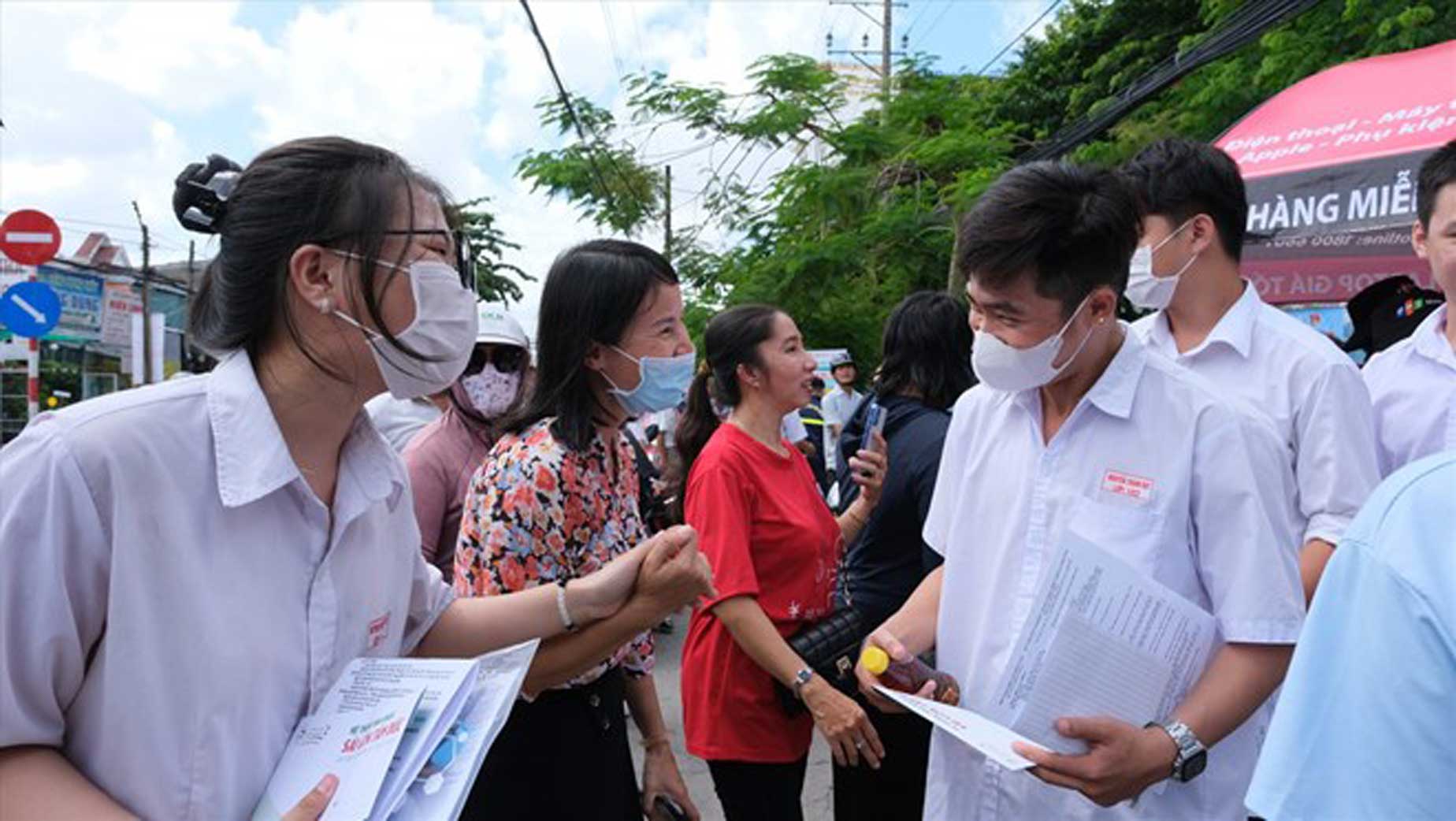 Học sinh mong sớm công bố đề minh hoạ kỳ thi tốt nghiệp THPT năm 2025. Ảnh: Phong Linh