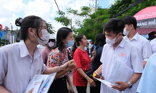 Học sinh mong sớm công bố đề minh hoạ kỳ thi tốt nghiệp THPT năm 2025. Ảnh: Phong Linh