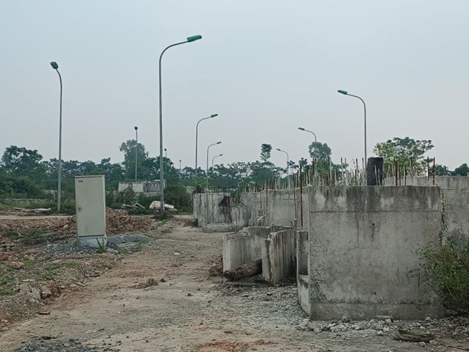 Dự án xây dựng khu giết mổ gia súc, gia cầm tập trung tại xã Bình Minh (huyện Thanh Oai, Hà Nội) đến nay vẫn ngổn ngang vật liệu xây dựng. Ảnh: Thu Giang 