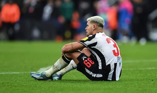 Bruno Guimaraes gục ngã sau khi đội nhà bị loại khỏi Champions League. Ảnh: Newcastle United FC