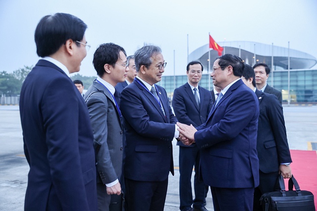 Đại sứ Nhật Bản tại Việt Nam Yamada Takio tiễn Thủ tướng Chính phủ Phạm Minh Chính tại sân bay. Ảnh: VGP