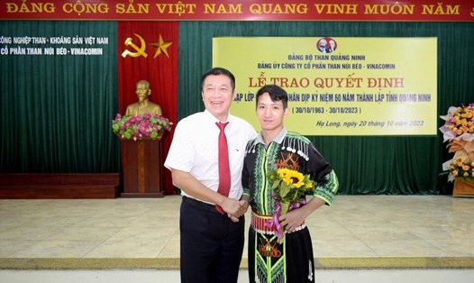 Một thợ lò người dân tộc thiểu số Tây Bắc được kết nạp Đảng nhân dịp kỷ niệm 60 năm ngày thành lập tỉnh Quảng Ninh (30.10.1963-30.10.2023). Ảnh: Công ty CP Than Núi Béo