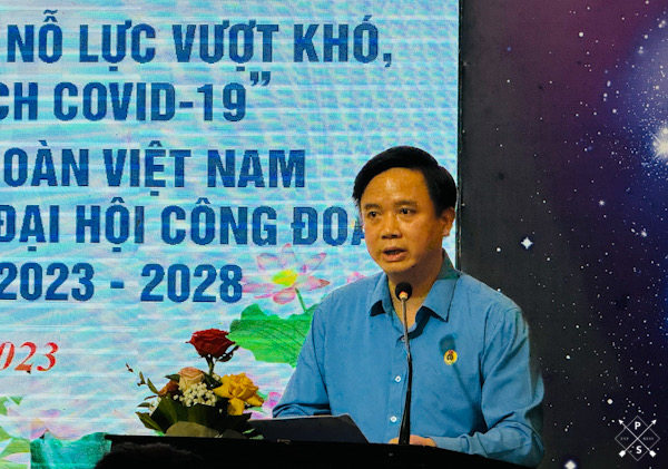 Chủ tịch LĐLĐ tỉnh Quảng Bình Phạm Tiến Nam phát biểu khai mạc hội nghị. Ảnh: Lê Phi Long
