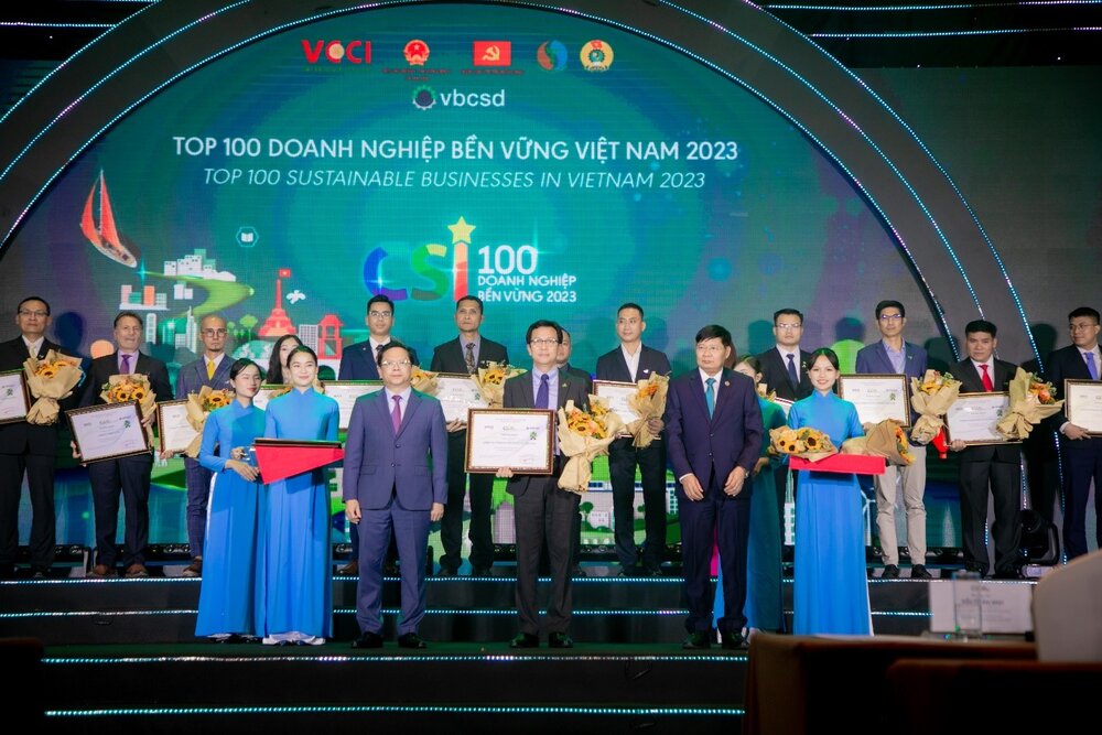 Ông Vũ Anh Tuấn- Đại diện C.P. Việt Nam nhận chứng nhận Top 100 doanh nghiệp bền vững Việt Nam. Ảnh: C.P Việt Nam