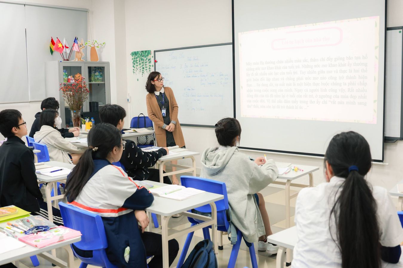 Cô Nguyễn Thị Hạnh trong tiết giảng Ngữ văn Lớp 9A1 trường THCS & THPT Phenikaa. Ảnh: Hải Nguyễn