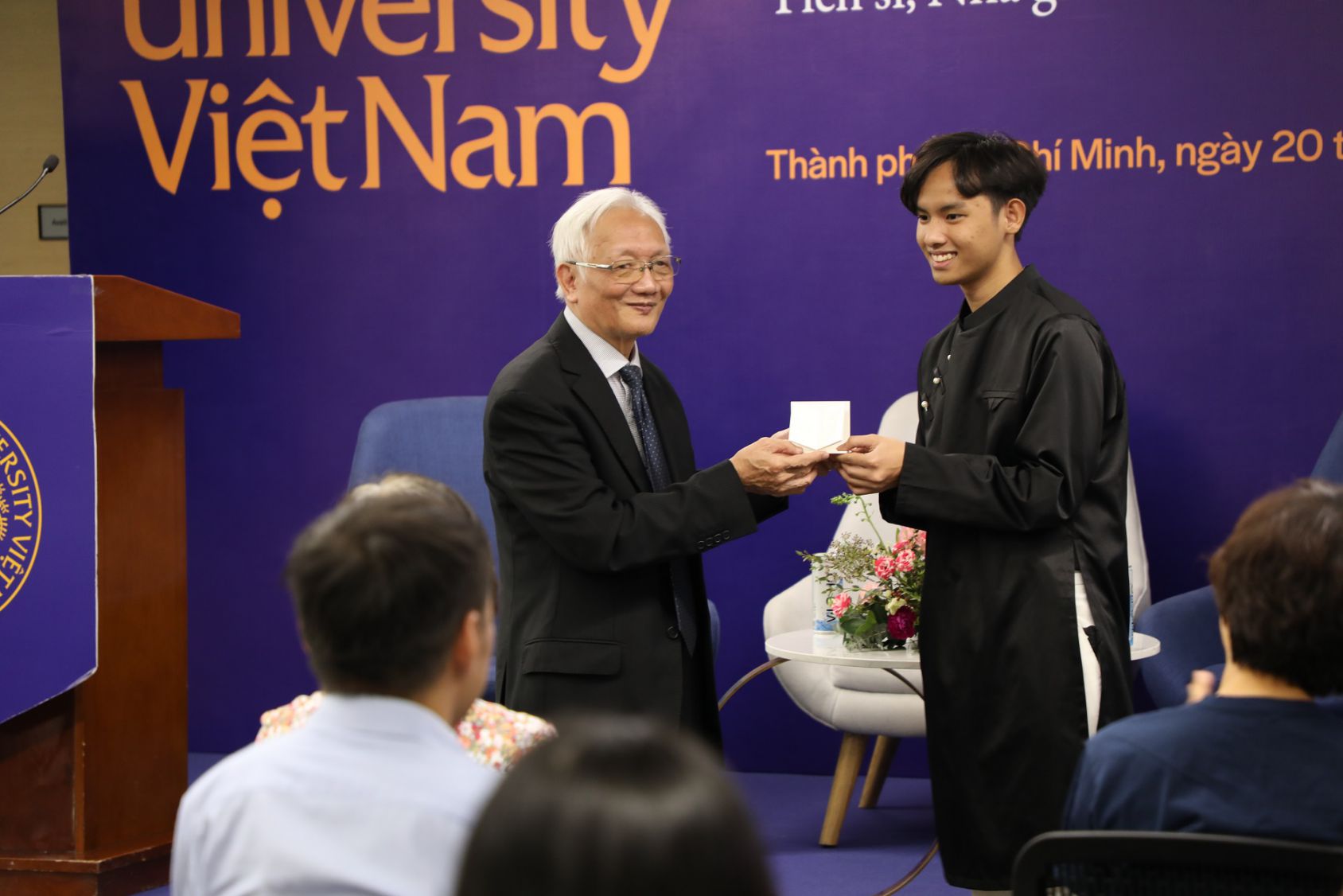 Tiến sĩ Nguyễn Tùng Lâm trao học bổng cho sinh viên có nỗ lực trong học tập. Ảnh: Nhân vật cung cấp
