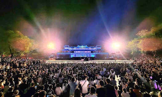 Chương trình trình diễn âm nhạc hiện đại, truyền thống kết hợp ánh sáng 3D tại quảng trường Ngọ Môn trong "Huế by light - The live show". Ảnh: Phúc Đạt