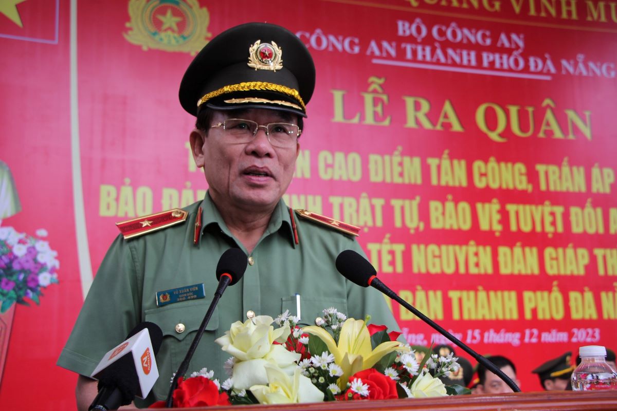 Thiếu tướng Vũ Xuân Viên, Giám đốc Công an Đà Nẵng phát biểu tại lễ ra quân. Ảnh: Văn Trực