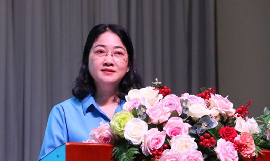 Bà Nguyễn Kim Loan - Chủ tịch LĐLĐ tỉnh Bình Dương phát biểu tại hội nghị. Ảnh: Đình Trọng