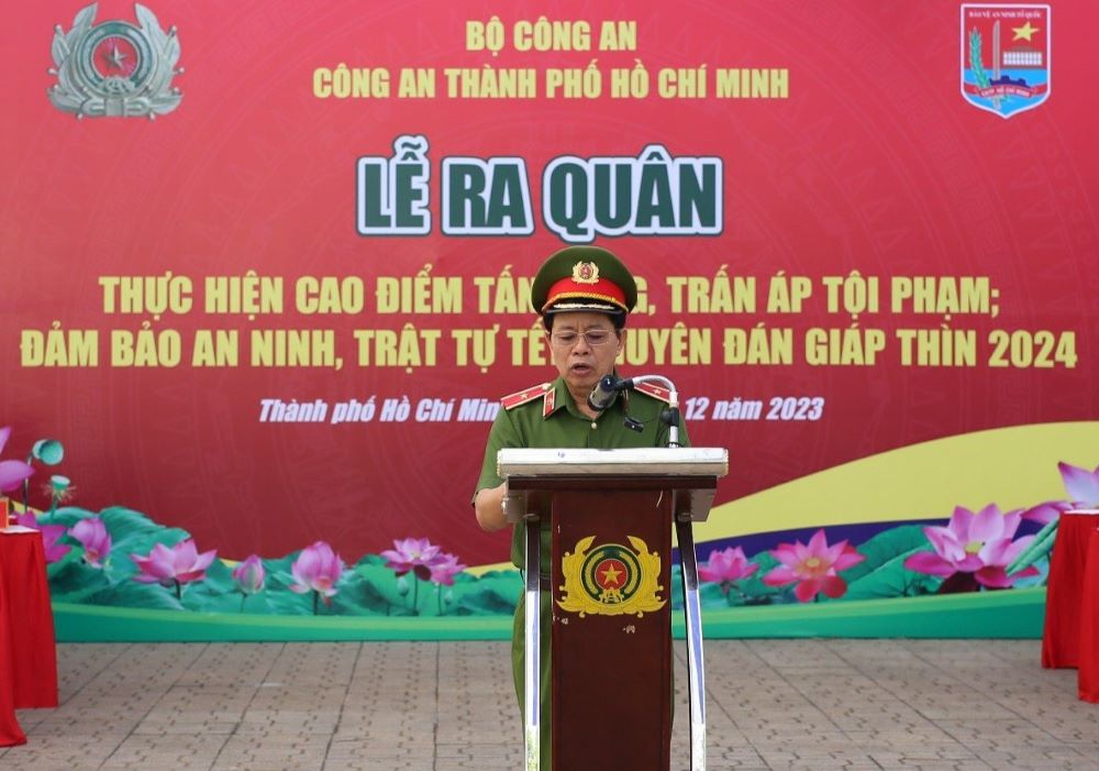 Thiếu tướng Trần Đức Tài, Phó Giám đốc Công an TPHCM, phát biểu tại Lễ ra quân  