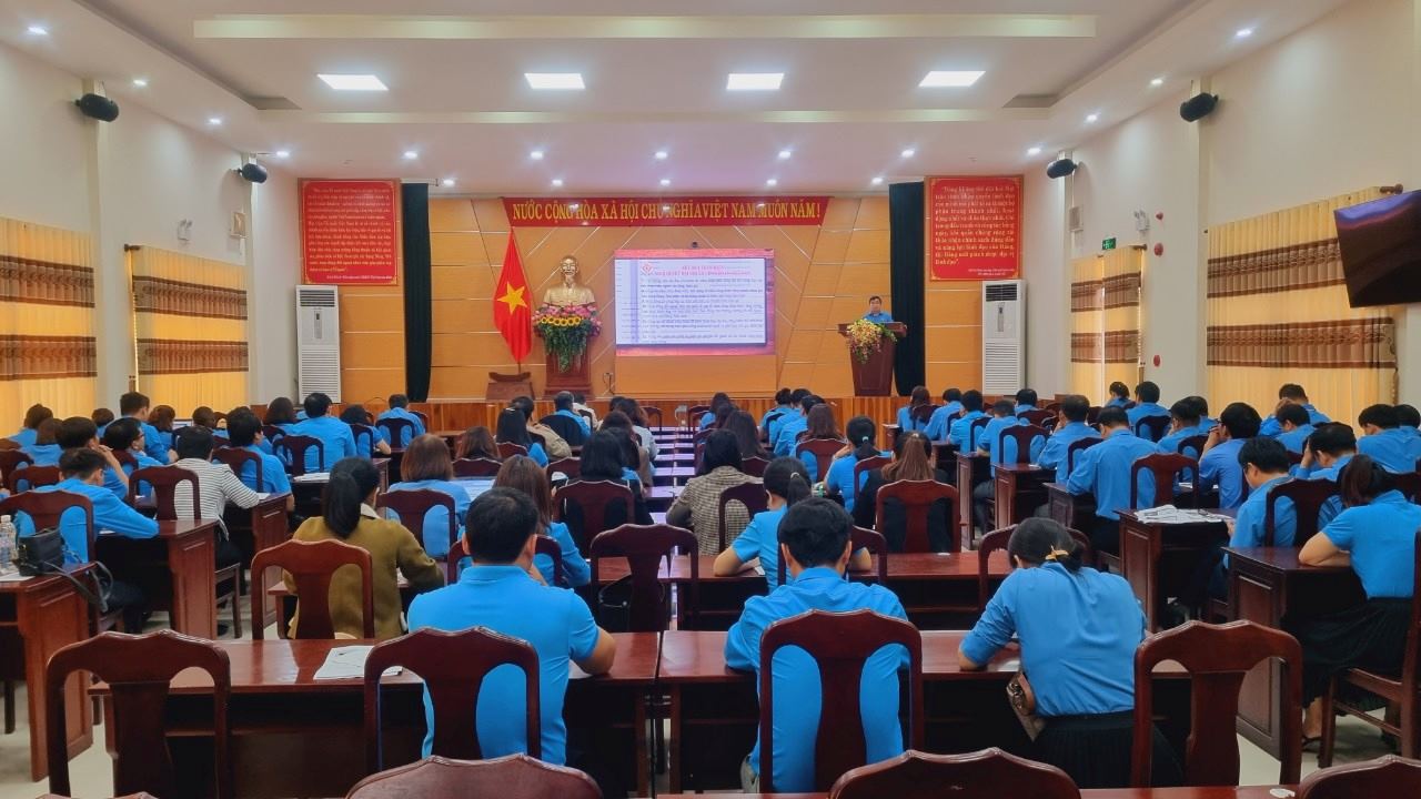 Cán bộ CĐCS tại Quảng Nam được tuyên truyền, phổ biến kết quả Đại hội XIII Công đoàn Việt Nam. Ảnh: Hoàng Bin.