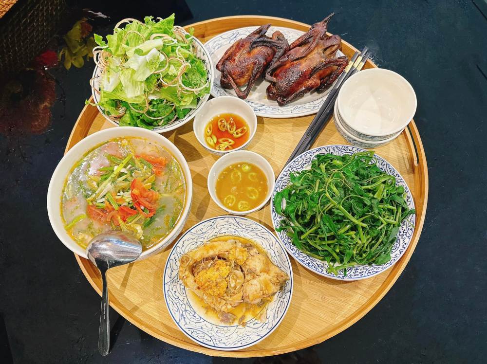 Phương Oanh chia sẻ mâm cơm gia đình do chính tay cô nấu. Ảnh: Facebook nhân vật