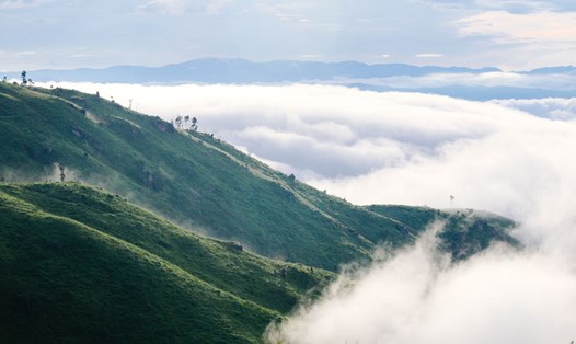 Những dãy núi ẩn hiện trong làn mây bồng bềnh. Ảnh: Nguyễn Đình Hoàng Khánh