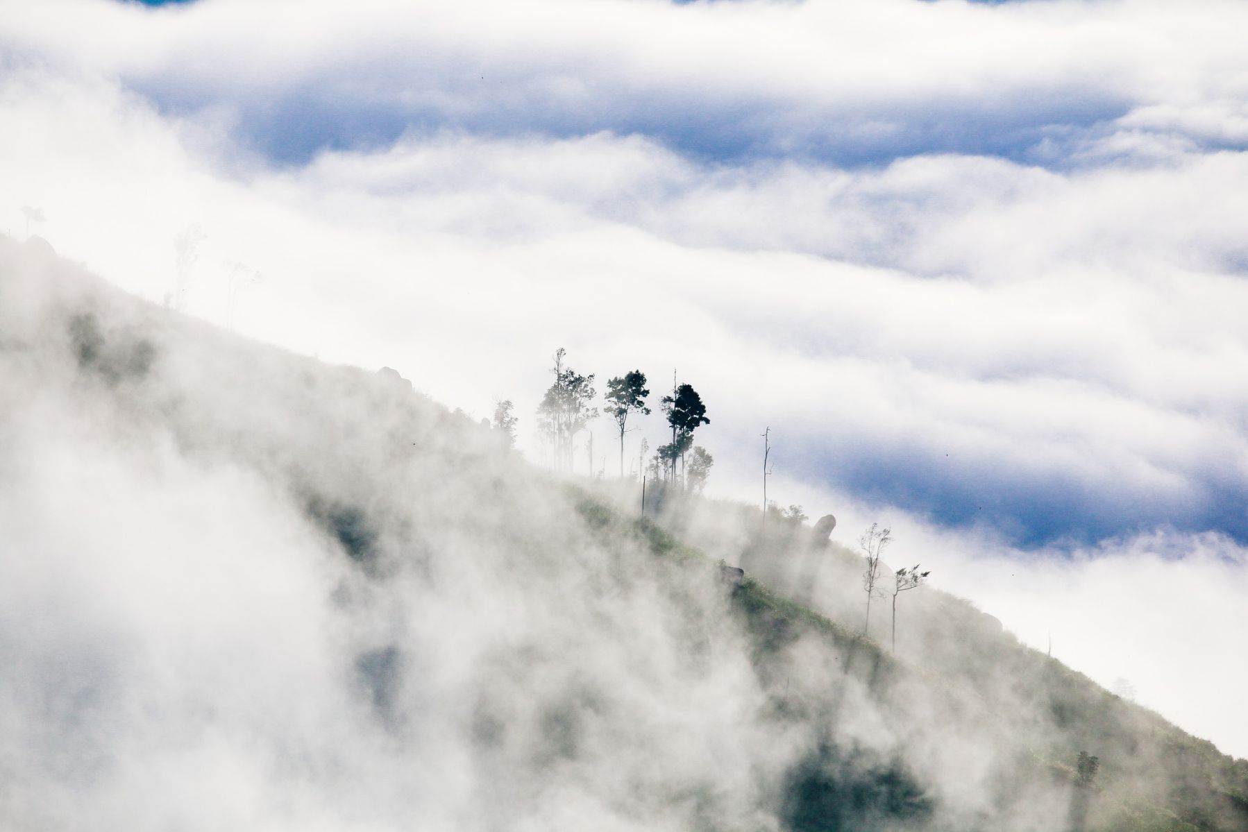 Đứng trên đỉnh Chư Hreng, du khách có thể chiêm ngưỡng cảnh đất trời chìm trong biển mây vào buổi sớm mai. Ảnh: Nguyễn Đình Hoàng Khánh