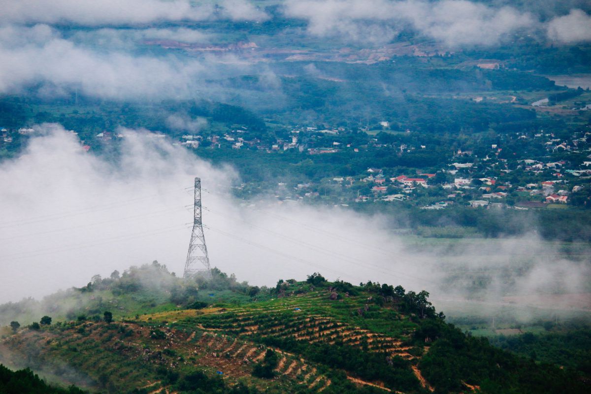 Phố núi chìm trong sương sớm nhìn từ đỉnh Chư Hreng. Ảnh: Nguyễn Đình Hoàng Khánh