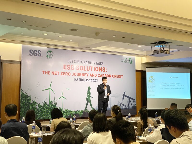 Ông Phạm Hồng Quân chia sẻ về thị trường tín chỉ carbon tại hội thảo. Ảnh: Nguyễn Hà