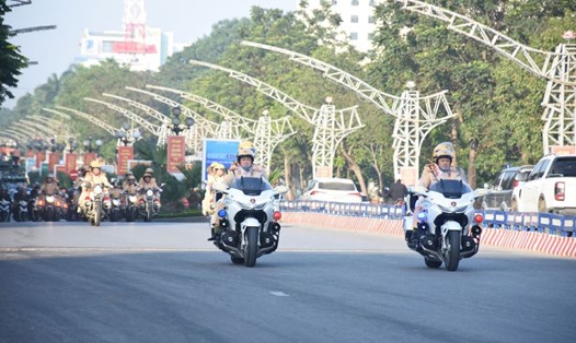Diễu hành biểu dương lực lượng trên các tuyến đường của TP Thanh Hóa. Ảnh: CATH