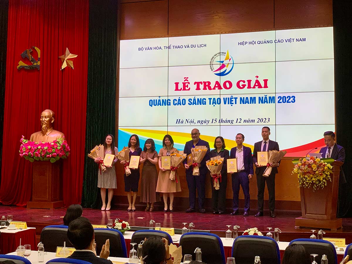 Đại diện các đơn vị nhận giải nhì “Quảng cáo sáng tạo Việt Nam” năm 2023. Ảnh: Ý Yên