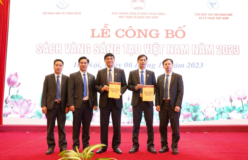 Các chủ nhiệm đề tài cùng cộng sự Công ty CP Than Vàng Danh có đề tài nghiên cứu khoa học được ghi danh trong Sách vàng Sáng tạo Việt Nam năm 2023. Ảnh: Phạm Cường