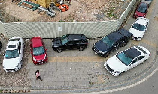 Vỉa hè trên nhiều tuyến phố Hà Nội trở thành nơi dừng, đỗ ôtô. Ảnh: Hữu Chánh