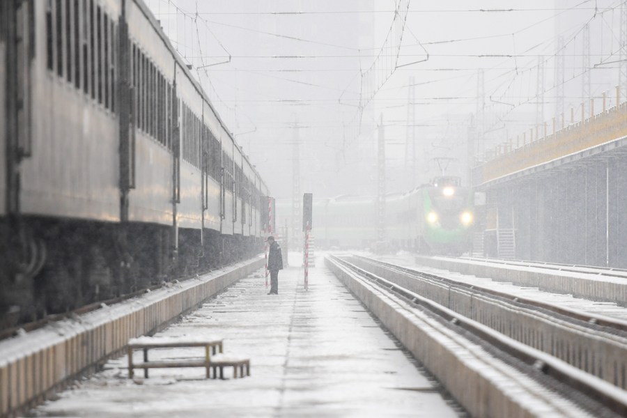Nhân viên kiểm tra đoàn tàu trong tuyết rơi ở Bắc Kinh, thủ đô của Trung Quốc, ngày 13.12.2023. Ảnh: Xinhua