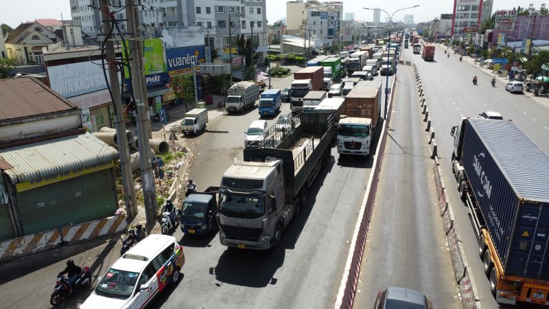 Đây là hình ảnh giao thông trên đường ĐT 743 đoạn ngã sau An Phú giao nhau với đường Mỹ Phước Tân Vạn trưa ngày 15.12.