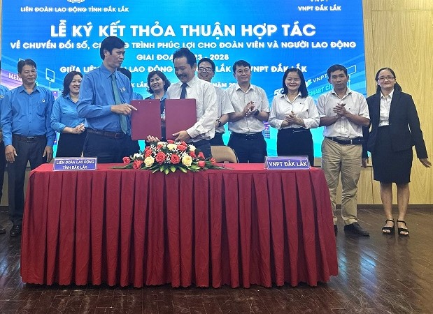 Liên đoàn Lao động tỉnh Đắk Lắk thông tin, vừa cùng VNPT Đắk Lắk đã tổ chức lễ ký kết thỏa thuận hợp tác về chuyển đổi số, chương trình phúc lợi cho đoàn viên và người lao động giai đoạn 2023-2028. Ảnh: Bảo Trung
