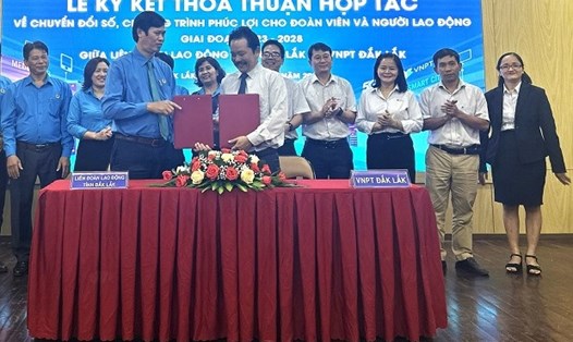 Liên đoàn Lao động tỉnh Đắk Lắk thông tin, vừa cùng VNPT Đắk Lắk đã tổ chức lễ ký kết thỏa thuận hợp tác về chuyển đổi số, chương trình phúc lợi cho đoàn viên và người lao động giai đoạn 2023-2028. Ảnh: Bảo Trung