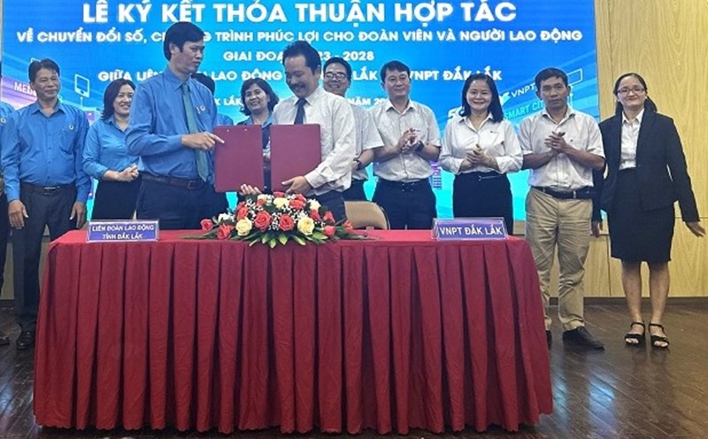 Liên đoàn Lao động tỉnh Đắk Lắk thông tin, vừa cùng VNPT Đắk Lắk đã tổ chức lễ ký kết thỏa thuận hợp tác về chuyển đổi số, chương trình phúc lợi cho đoàn viên và người lao động giai đoạn 2023-2028. Ảnh: Bảo Trung