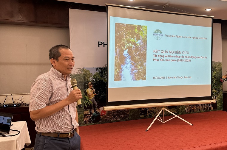 Các chuyên gia Tropenbos Việt Nam đánh giá cao mô hình nông lâm kết hợp. Ảnh: Bảo Trung