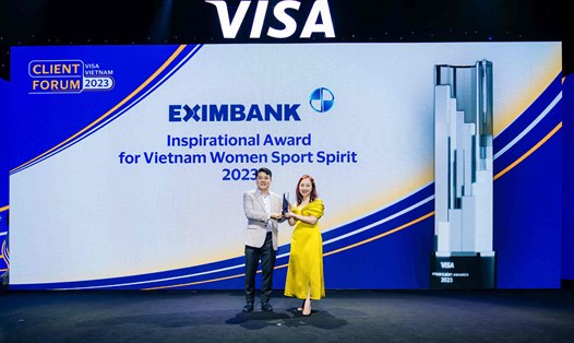 Bà Nguyễn Trần Kim Chi - Giám đốc phụ trách Marketing Việt Nam & Lào của Visa trao tặng giải thưởng cho đại diện Eximbank – Ông Nguyễn Hoàng – Giám đốc Trung tâm Thẻ Eximbank. Ảnh: Eximbank