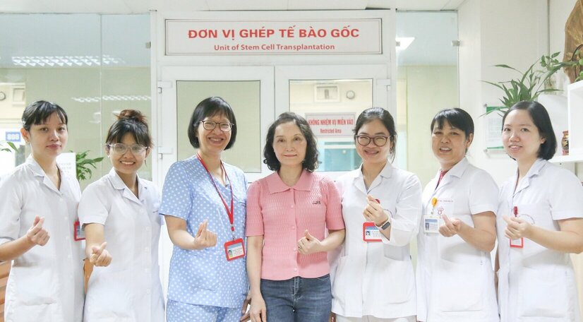 Chị Hà bên các bác sĩ Viện Huyết học - Truyền máu Trung ương. Ảnh: Gia Thắng