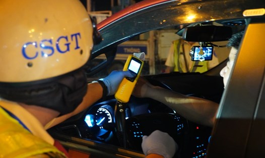 CSGT kiểm tra nồng độ cồn đối với người điều khiển phương tiện tham gia giao thông. Ảnh: Chân Phúc