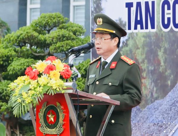 Đại tá Nguyễn Hữu Hợp - GĐ Công an tỉnh Quảng Bình phát biểu tại buổi lễ. Ảnh: Công an Quảng Bình