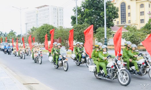 Lực lượng công an diễu hành, biểu dương lực lượng sau buổi lễ ra quân. Ảnh: Công an Quảng Bình