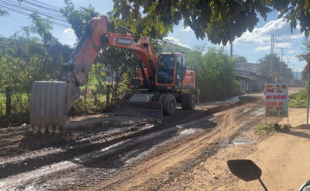 Các đoạn tuyến hư hỏng đang được khẩn trương sửa chữa. Ảnh: Phạm Huy