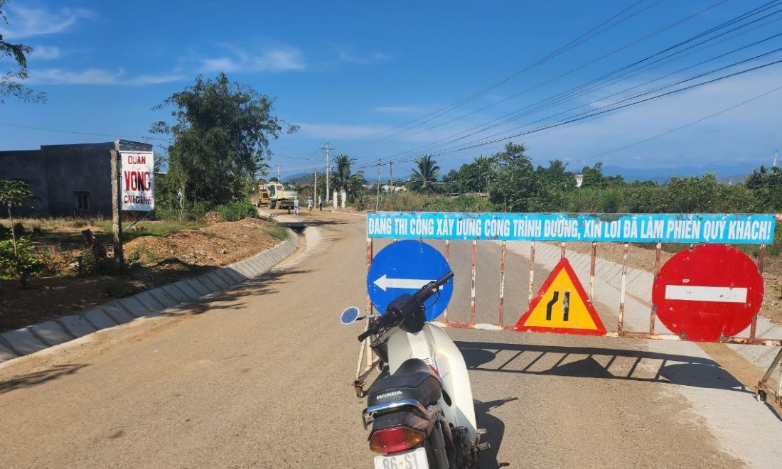 Đơn vị thi công sửa chữa đường dân sinh đặt biển cảnh báo. Ảnh: Phạm Huy