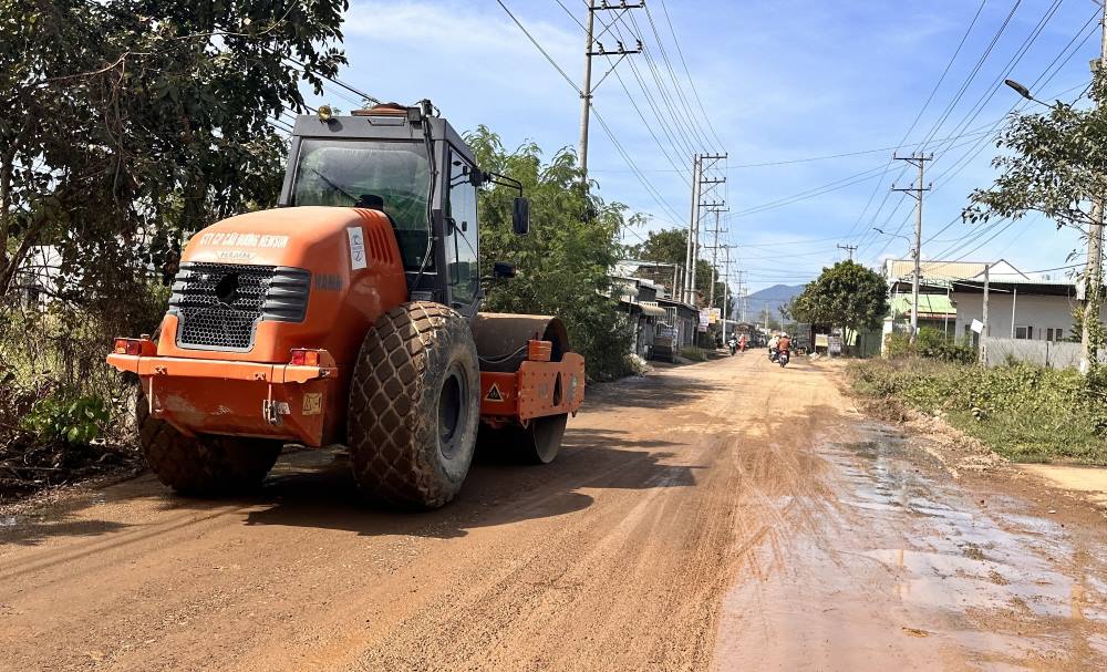 Xe lu sửa chữa đường dân sinh hư hỏng chiều 15.12 ở huyện Hàm Thuận Bắc. Ảnh: Duy Tuấn