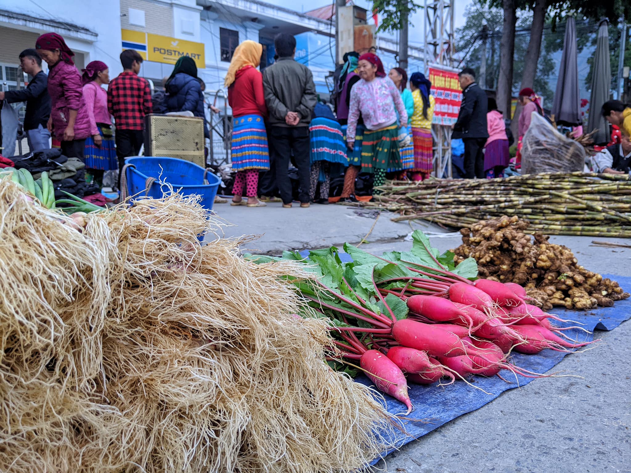 Đến chợ phiên, du khách sẽ có cơ hội hòa mình vào cuộc sống của đồng bào, gặp gỡ, giao lưu với người bản địa, thưởng thức những món ăn truyền thống.